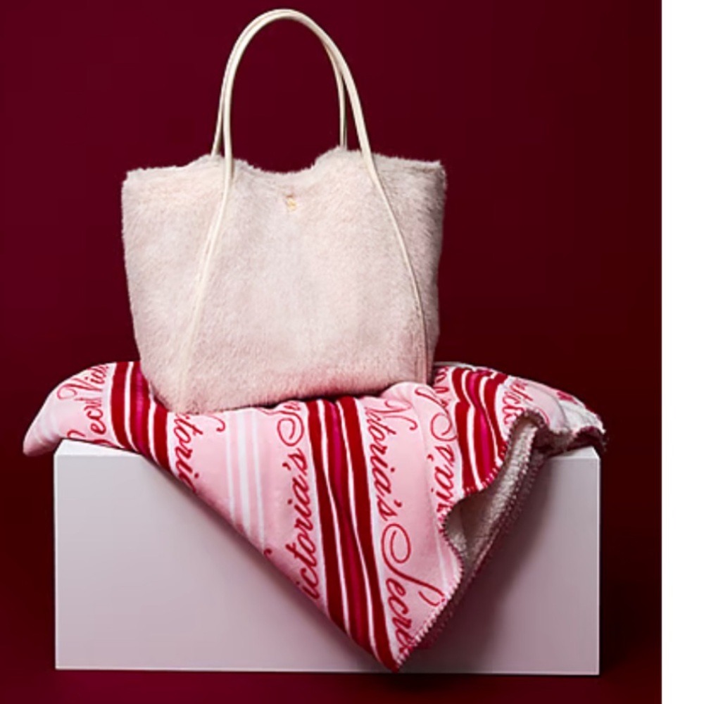 Victoria's Secret
Cozy-Fleece Blanket and Faux fur tote duo BUNDLE